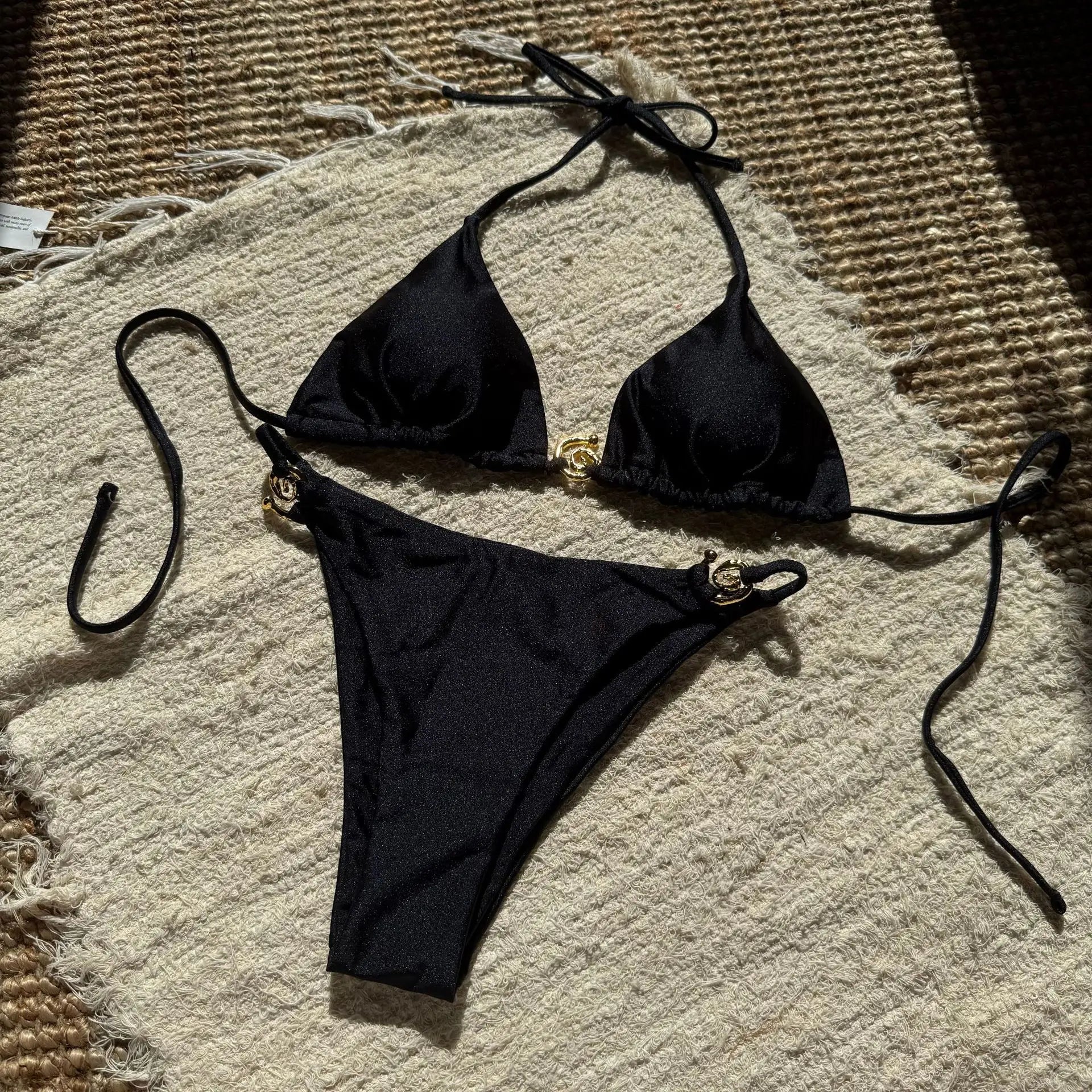 SORAVEA Stella guld O-ring triangelbikini svart flatlay