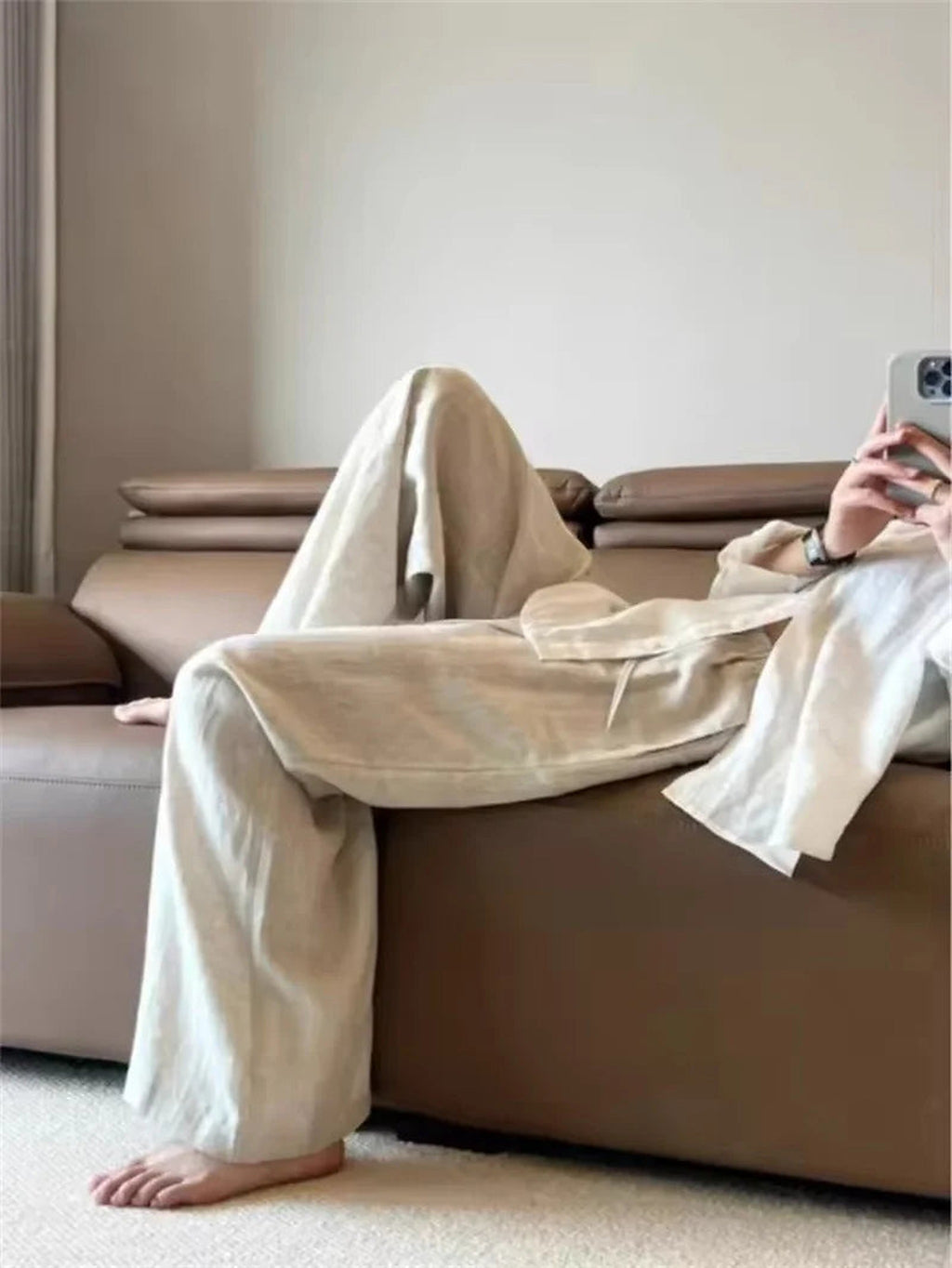 Tyra vida linnebyxor beige livsstilsbild soffa