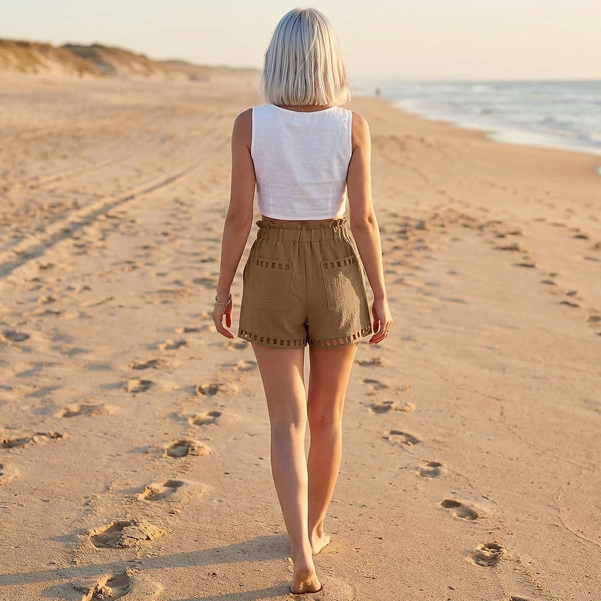 Britt linne-shorts baksida gående strand fotspår